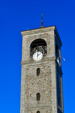 Historischer Glockenturm Torre Ligariana der Collegiata di Sondrio vor blauem Himmel, Italien 