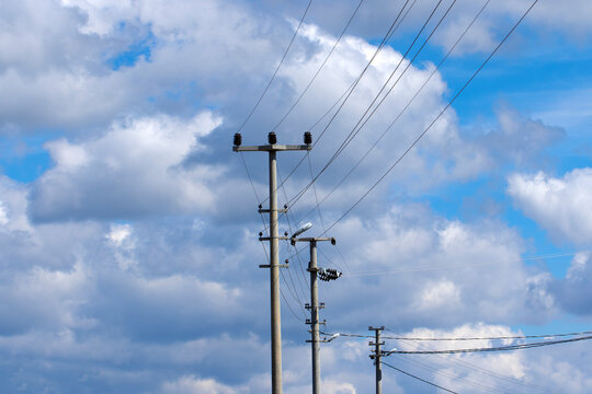 A centrifuged reinforced concrete (SBA) utility pole supplies power to a modern settlement, widely used in Turkey&rsquo;s distribution grids for durability and low maintenance.
