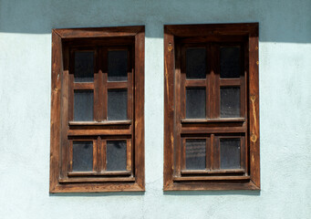 Obraz premium Windows, commonly seen in historic neighborhoods of Afyonkarahisar, are characteristic elements of traditional Turkish house architecture and the city’s vernacular residential identity.