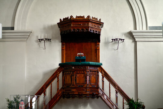 Die kunstvoll geschnitzte h&ouml;lzerne Kanzel in der Reformierten Kirche Poschiavo, Graub&uuml;nden
