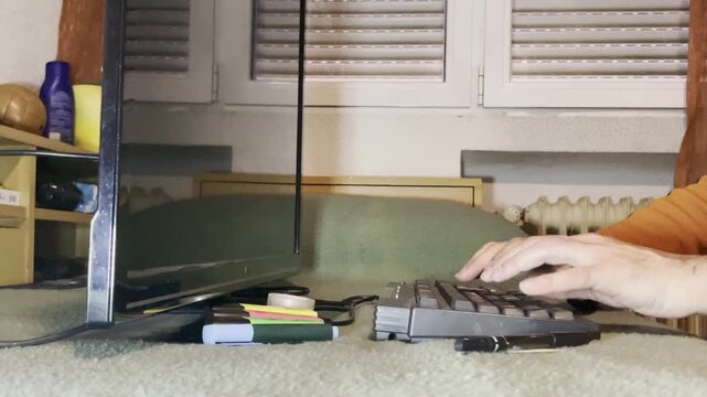 Teclear, escribir y digitar en teclado ordenador con nota post it en keyboard de type computer trabajando y laburando en laptop desdedesde casa