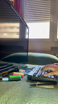 Trabajando en ordenador, teclear computer keyboard y escribir nota post it y digitar en cama 