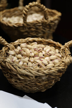Pistachos tostados en una cesta de mimbre