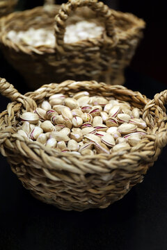 Pistachos naturales con cascara en una cesta de mimbre