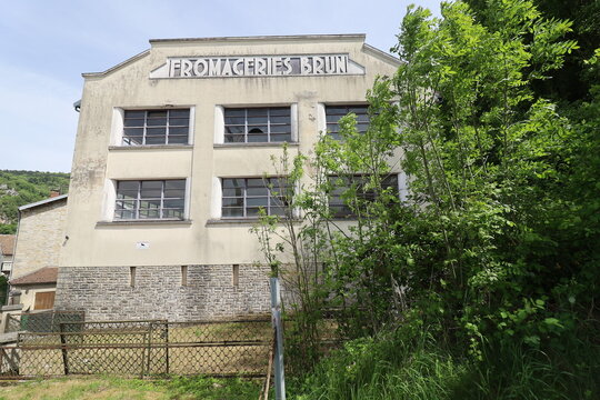 B&acirc;timent industriel, usine de la fromagerie Brun, vue de l'ext&eacute;rieur, ville de Poligny, d&eacute;partement du Jura, France