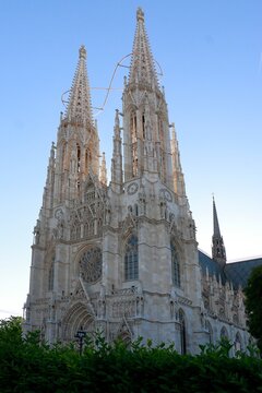 Votivkirche Front, Wien am Rooseveltplatz und Sigmund Freud Park im Sommer 