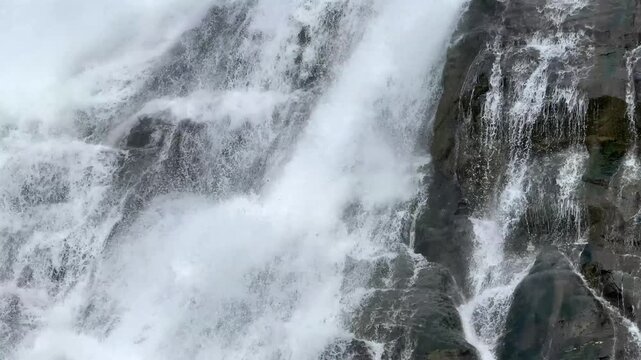 岩肌の上を流れる滝の水、ナゲット滝