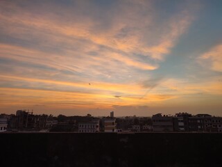 Naklejka premium Sunset over city skyline with colorful sky