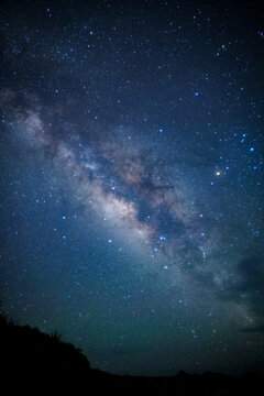宮古島の夜空に輝く天の川と星空の縦位置写真スマホ壁紙用素材