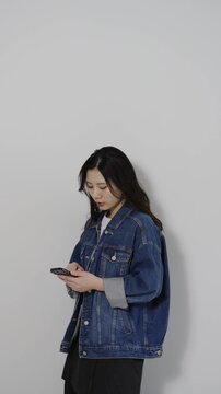 携帯電話を使う女性