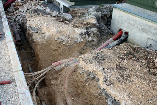 Branchement et raccordement du r&eacute;seau souterrain de panneaux photovolta&iuml;ques au poste &eacute;lectrique central.
