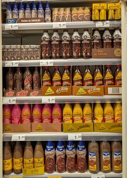 Coloridas botellas y cajas de batidos de chocolate, fresa y vainilla en estanter&iacute;a de supermercado Supeco de Madrid, Espa&ntilde;a, 24 de marzo de 2026	