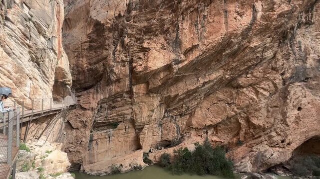 Vista vertical del acantilado en el Caminito del Rey con pasarela y valle