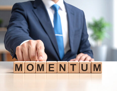 Momentum - Geschäftsmann zeigt auf den Text "Momentum"