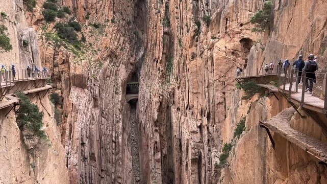 Vista de la doble pasarela en el Caminito del Rey sobre el valle del Guadalhorce