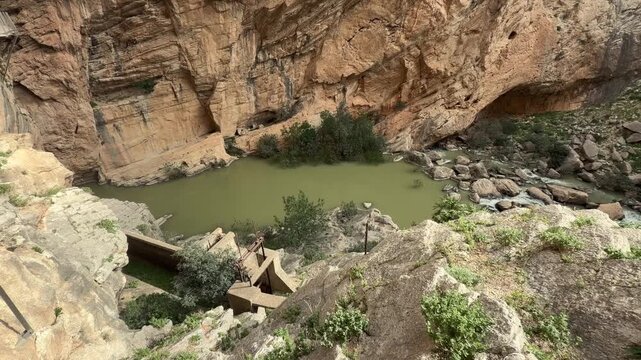 Charco de agua en el valle del Guadalhorce en el Caminito del Rey