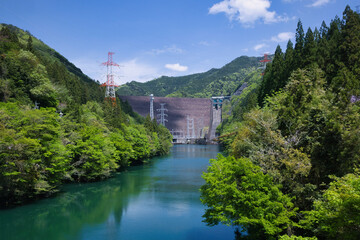 Fototapeta premium 岐阜県下呂市ロックフィルダムの綺麗な石積みが見える岩屋ダム