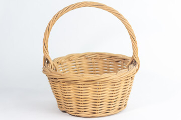 Obraz premium Empty wicker basket with handle isolated on white background for picnic and home decoration