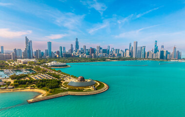 Naklejka premium Chicago Skyline with Promontory Point in Foreground Along Lake Michigan Illinois