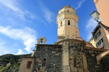 Obraz premium Vernazza's church of Santa Margherita d'Antiochia in Italy's Cinque Terre