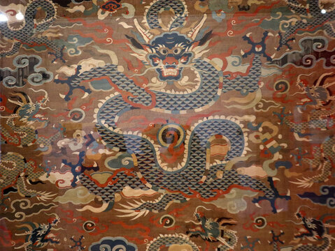 Antico ricamo cinese su seta raffigurante un dragone imperiale blu tra nuvole stilizzate e motivi tradizionali colorati