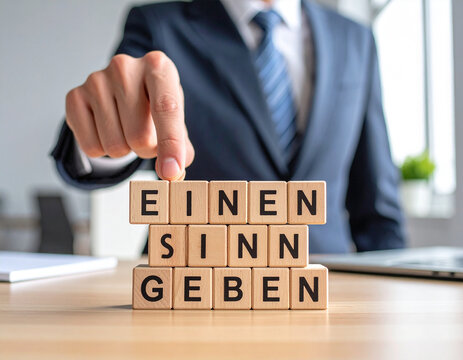 Einen Sinn geben - Geschäftsmann zeigt auf den Text "Einen Sinn geben"