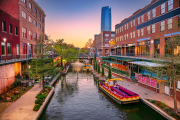 Obraz premium Oklahoma City, Oklahoma, USA. Cityscape image of Oklahoma City downtown with Bricktown Canal at beautiful spring sunset.