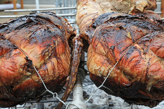 asando una ternera vaca a la parrilla con fuego de le&ntilde;a en una fiesta popular pa&iacute;s vasco legazpi 4M0A2088-as26