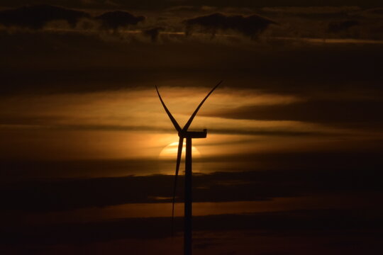 Eolienne et coucher de soleil 