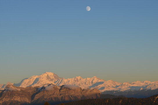 Montagnes avec lune et coucher de soleil