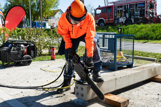 schwere Betonkettens&auml;ge im Einsatz
