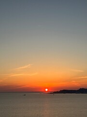 Obraz premium Minimalist Sunset Horizon Over Calm Water