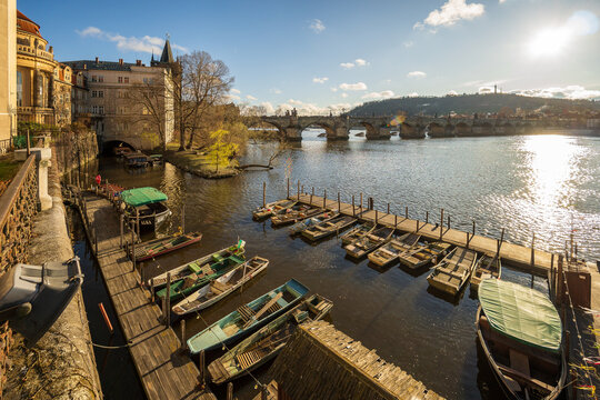 Bootsanleger vor der Karlsbr&uuml;cke in Prag