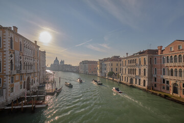 Fototapeta premium Canal with buildings in evening light