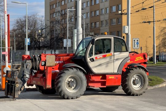 Manitou MT 1840 telescopic manipulator vehicle of Tompress on construction site