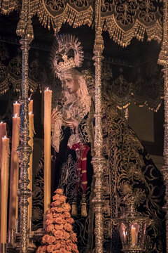 imagen de la Virgen de los Dolores en procesion de Semana Santa en Huelva, Espa&ntilde;a