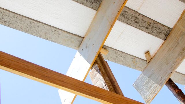 Precise details of the Styrofoam slab reveal a light and efficient option in modern constructions.