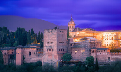 amanecer en la Alhambra de Granada en un dia que amenaza lluvia, Granada, España © Ricardo
