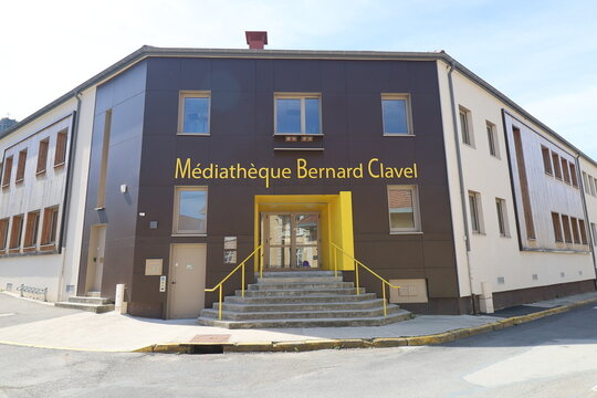 M&eacute;diath&egrave;que Bernard Clavel, vue de l'ext&eacute;rieur, ville de Poligny, d&eacute;partement du Jura, France