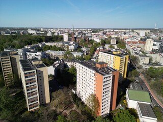 Warszawa - Polska - panorama Warszawy wykonana dronem. Rzeka Wisła, kościół, wieżowce, bloki, ulice w słoneczny dzień © Konrad