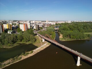 Warszawa - Polska - panorama Warszawy wykonana dronem. Rzeka Wisła, kościół, wieżowce, bloki, ulice w słoneczny dzień © Konrad
