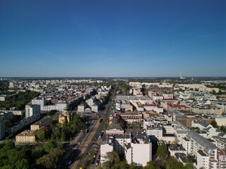 Warszawa - Polska - panorama Warszawy wykonana dronem. Rzeka Wisła, kościół, wieżowce, bloki, ulice w słoneczny dzień © Konrad