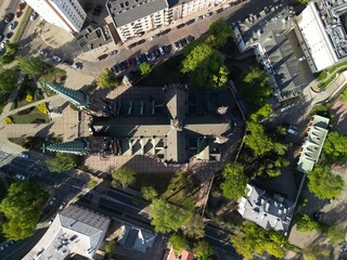 Warszawa - Polska - panorama Warszawy wykonana dronem. Rzeka Wisła, kościół, wieżowce, bloki, ulice w słoneczny dzień © Konrad