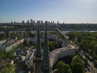 Warszawa - Polska - panorama Warszawy wykonana dronem. Rzeka Wisła, kościół, wieżowce, bloki, ulice w słoneczny dzień © Konrad
