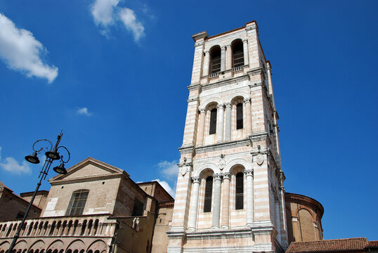 Il campanile della Cattedrale di Ferrara in Emilia-Romagna, Italia.