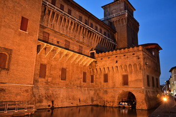 Fototapeta premium Il Castello Estense di notte a Ferrara, Emilia-Romagna, Italia.