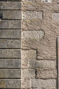 D&eacute;tail de ma&ccedil;onnerie ancienne et texture de mur en pierre dans le vieux bourg de Saint-Prex, Suisse