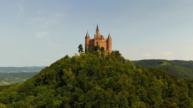 Luftaufnahme der Burg Hohenzollern in Bisingen, Baden-Wuerttemberg, Deutschland. Neugotische Gipfelburg auf der Schwaebischen Alb mit Panoramablicken, Geschichte und kulturellem Erbe 