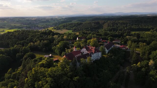 Luftaufnahme Schloss Ortenburg, Alt-Ortenburg, Vorderschloss in Marktes Ortenburg im Landkreis Passau, Niederbayern, Deutschland. Eindrucksvolle Burganlage mit Wildpark, Museum, Aussichtspunkt 