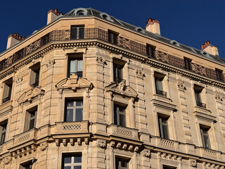 Fototapeta premium Prächtige Altbauten der Beaux-Arts-Architektur im Zentrum von Paris, Frankreich 